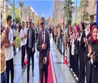 أساتذة وطلاب طب طنطا ينظمون ممرًا شرفيًا لتكريم عميد الكلية  