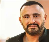 كسر وكدمات.. تفاصيل إصابة الفنان أحمد السقا وسائقه في تصادم طريق الواحات