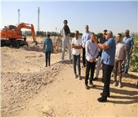 محافظ الوادي الجديد يتفقد أعمال تثبيت الرمال المتحركة على طريق الخارجة - أسيوط