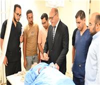 رئيس جامعة سوهاج يُطمئن أهالي الطلاب المصابين في حادث تصادم سيارتين