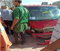 8 مصابين في حادث تصادم ميكروباص برصيف كورنيش الإسكندرية