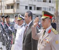 محافظ دمياط يضع إكليل الزهور على النصب التذكاري للشهداء 