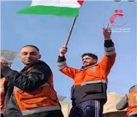 طواقم الدفاع المدني والإسعاف في مدينة غزة تحتفل بعد اتفاق وقف إطلاق النار