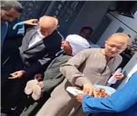 صور | شاب قبطي يوزع الحلوة على المصلين عقب افتتاح مسجد بنجع حمادي