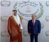 الرئيس السيسي يستقبل أمير قطر فور وصوله للمشاركة بقمة شرم الشيخ للسلام