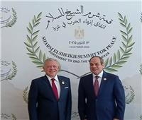 الرئيس السيسي يستقبل ملك الأردن فور وصوله للمشاركة بقمة شرم الشيخ للسلام