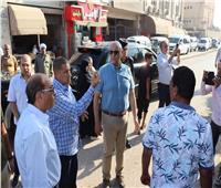 محافظ القليوبية يقود حملة لازالة الإشغالات أمام موقف السيارات العمومي ببنها