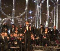 حسام حسني يتألق في مهرجان الموسيقى العربية بأداء «الحلوة الحلوة» للعندليب