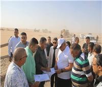 محافظ الوادي الجديد يتفقد بدء أعمال الإنشاءات بمركز إنتاج الحرير الطبيعي