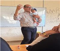 عميد تجارة كفر الشيخ يحمل طفلة طالبة بالدراسات العليا بكت أثناء المحاضرة 
