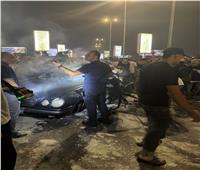 استخراج جثة متوفي من داخل سيارة اشتعلت بها النيران بطريق السويس الصحراوى.. صور