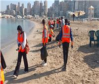 معا لبيئة بلا مخلفات.. طلاب جامعة الإسكندرية ينظفون شاطئ سيد درويش| فيديو وصور