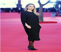 «تاتو» أنجلينا جولى يسرق الأضواء فى روما