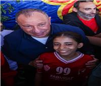 الخطيب وقائمته يلتقطون الصور التذكارية مع الناخبين في انتخابات الأهلي