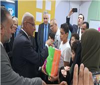 السفير الألماني يوزع هدايا على الأطفال الفلسطينيين في مستشفى العريش العام