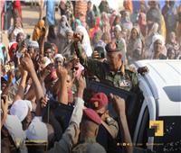 السودان.. البرهان يزور مراكز إيواء نازحي الفاشر بمدينة الدبة