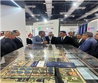 وزير الإسكان يتفقد جناح الوزارة بالمعرض والمؤتمر الدولي للنقل الذكي والصناعة