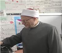 رئيس لجنة الشئون الدينية بالشيوخ يدلي بصوته في انتخابات النواب بالبحيرة