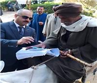 مشهد إنساني.. رئيس لجنة في أسيوط يترجل نحو مسن ليدلي بصوته