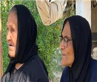 صديقتان تتكئان على بعضهما وتشاركان في الانتخابات