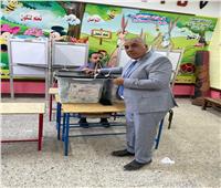 عضو بالشيوخ يدلي بصوته في انتخابات النواب بسوهاج