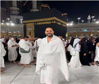 الفنان عماد زيادة يؤدي مناسك العمرة 