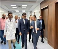 وزير الثقافه يزور الأطفال ضحايا حادث إنقلاب الأتوبيس بمستشفى طيبة بإسنا