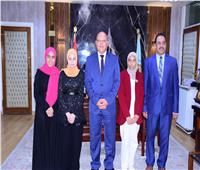 طالبة من ذوي الهمم تجري حواراً مع رئيس جامعة‎ سوهاج