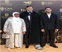 حكيمي يصل رفقة عائلته لحفل «كاف» للأفضل في أفريقيا 2025