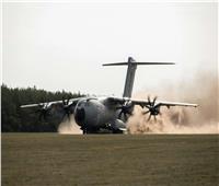 لأول مرة.. "الـطائرات A400M" تهبط بأمان على مدارج عشبية محملة بالكامل| فيديو