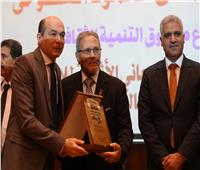 المعماري حمدي السطوحي يتسلم درع «الريادة» من اتحاد الأثريين العرب