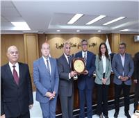 محافظ الجيزة يكرّم منصور بدوي لمساهماته في تطوير منظومة مياه الشرب والصرف الصحي  