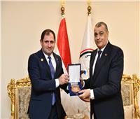 وزير الدولة للإنتاج الحربي ووزير دفاع أرمينيا يناقشان موضوعات التعاون المشترك 