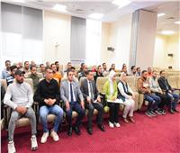 وزير العمل يسلّم 25 عقد توظيف في مجال النجارة والحدادة والبناء بالإمارات 