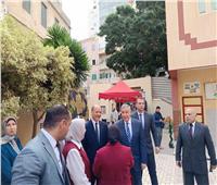 محافظ الإسكندرية يتفقد لجان الاقتراع بدائرة الرمل 
