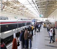 النقل: إقبال كبير من المواطنين على القطار الكهربائي الخفيف LRT | صور