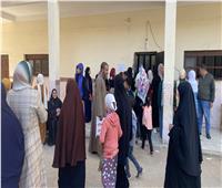 «المرأة تتصدر المشهد الانتخابي في المنيا».. إقبال كثيف وطوابير أمام اللجان