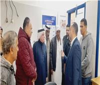 وكيل «صحة شمال سيناء» يتفقد الخدمات الطبية بالقافلة العلاجية بقرى الشيخ زويد