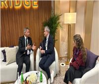  خالد عبدالعزيز يعقد لقاءات في أبو ظبي لتعزيز التعاون الإعلامي وحوكمة المحتوى الرقمي