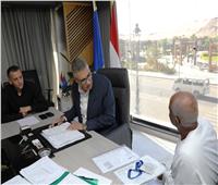 محافظ أسوان يستجيب لمطالب الأهالي ويوفر مساعدات ومعاشات لـ 8 حالات إنسانية