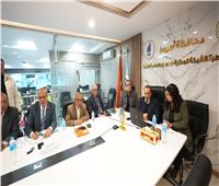 محافظ أسيوط يبحث إدخال تكنولوجيا متقدمة وصديقة للبيئة في إنشاء وصيانة الطرق