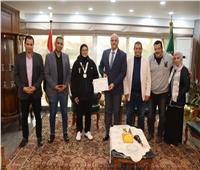 محافظ القليوبية يكرم البطلة جنة صليح لحصولها على برونزية بدورة الألعاب الأفريقية