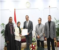 محافظ قنا يكرم دارسة من ذوي الهمم لحصولها على شهادة محو الأمية