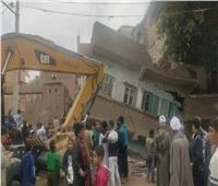 بالأسماء.. انتشال 4 أشخاص من تحت أنقاض منزلين منهارين بأسيوط  