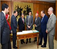 وزير الخارجية يتسلم وثائق ومستندات وخرائط تاريخية من دار الكتب بعد ترميمها
