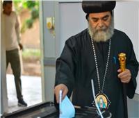   أسقف نجع حمادي يدلي بصوته في انتخابات مجلس النواب