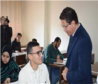 رئيس جامعة بنها يتفقد سير الامتحانات بكلية الهندسة بشبرا