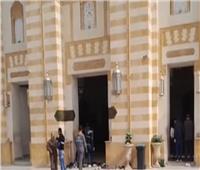 وصول جثمان شقيقة كمال الشناوي مسجد السيدة نفيسة لأداء صلاة الجنازة