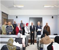 رئيس جامعة المنيا يتفقد سير الامتحانات.. ويشيد بالجهود المبذولة