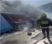 بالصوروالفيديو| جهود الحماية المدنية في السيطرة على حريق مصنع للبلاستيك بأكتوبر